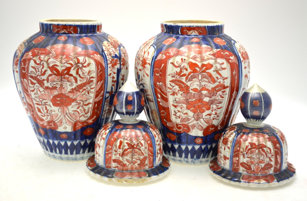 Two pairs of Japanese Imari vases, each vase with domed cover, 30 & 37 cm h. - Image 4 of 9