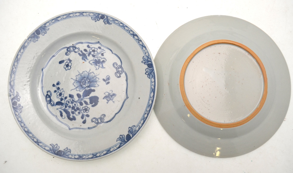 Four Chinese famille rose plates, 22.7 cm diam. and four Chinese blue and white plates, 23. - Image 3 of 5