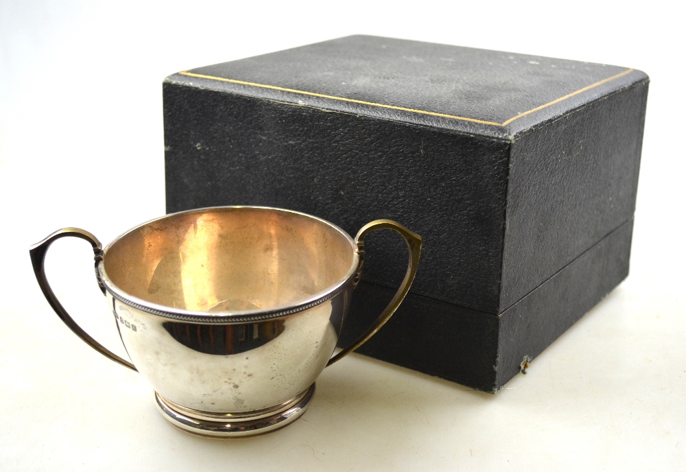 A heavy quality silver two-handled sugar basin, Deakin & Francis, Birmingham 1934, 5 oz, - Image 2 of 4