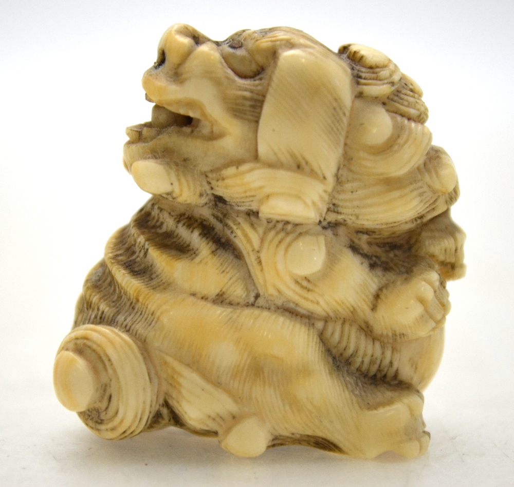 A Japanese ivory netsuke of a Shi Shi, 4 cm h. - Image 6 of 11