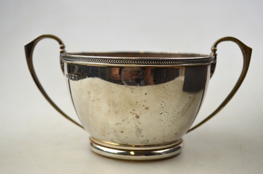 A heavy quality silver two-handled sugar basin, Deakin & Francis, Birmingham 1934, 5 oz, - Image 3 of 4