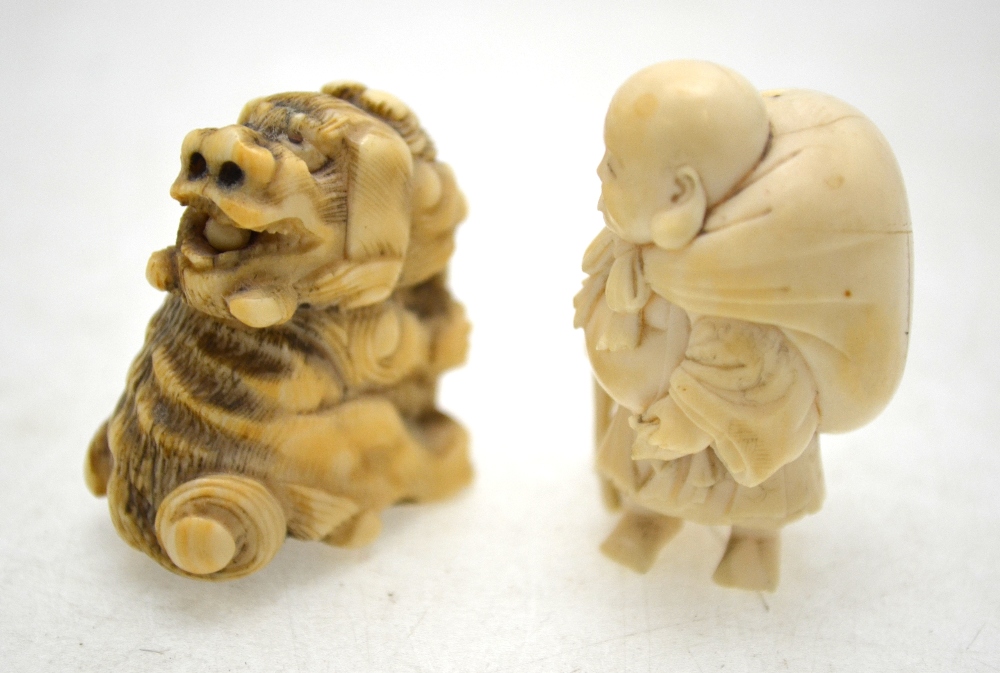 A Japanese ivory netsuke of a Shi Shi, 4 cm h. - Image 3 of 11