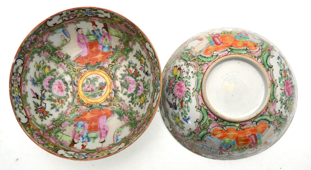 A Canton famille rose dish decorated with Manchu/Chinese figures in a narrative scene, 34.5 cm diam. - Image 4 of 6