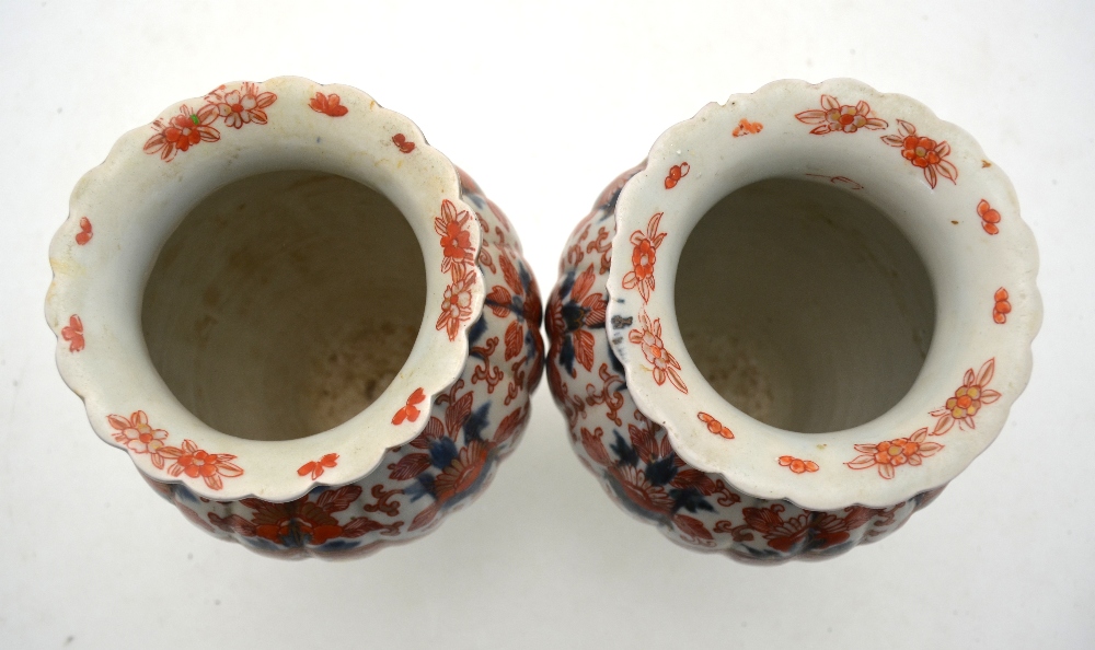 A pair of Japanese Imari vases decorated with floral designs, 25.5 cm h. - Image 8 of 8