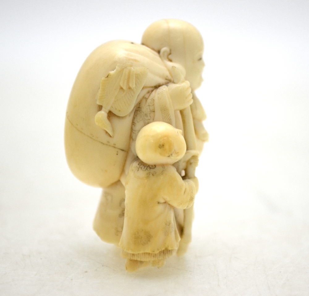 A Japanese ivory netsuke of a Shi Shi, 4 cm h. - Image 10 of 11