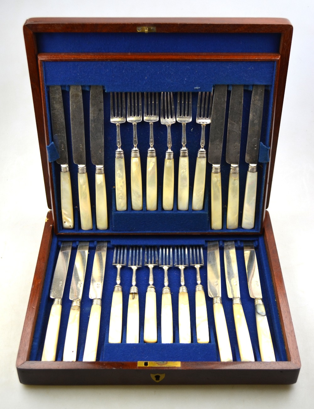 A mahogany cased set of twelve Georgian silver dessert knives and forks with reeded ferrules and - Image 4 of 5