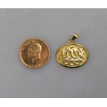 A 1923 Turkish gold coin to/w pendant with scroll motif (2)