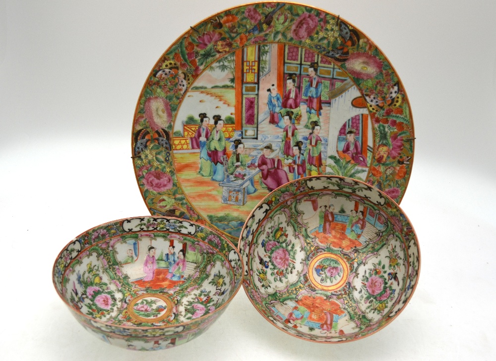 A Canton famille rose dish decorated with Manchu/Chinese figures in a narrative scene, 34.5 cm diam. - Image 2 of 6