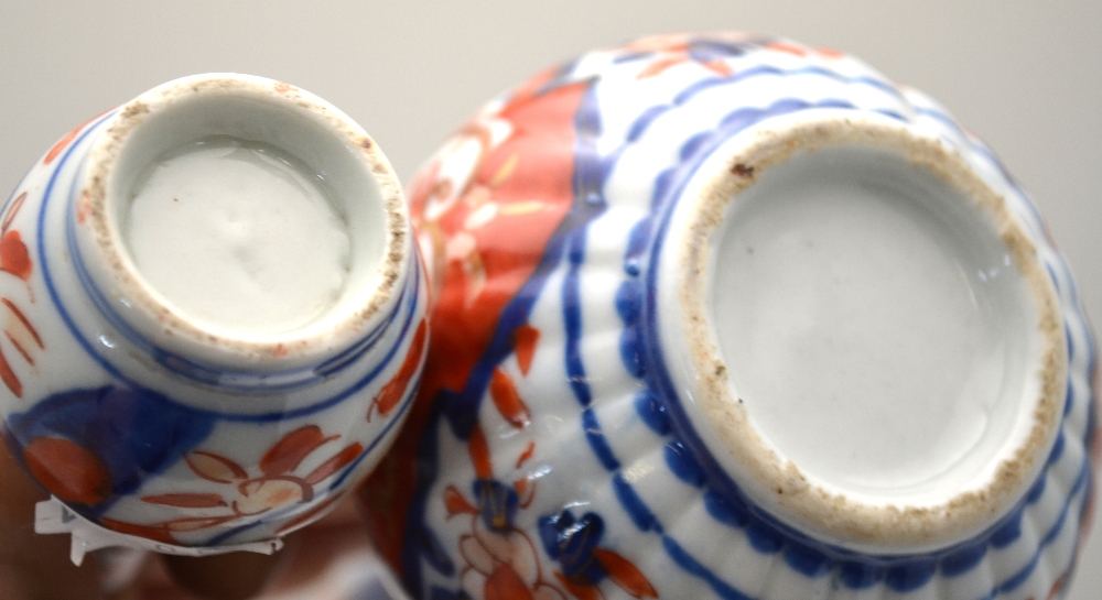 A pair of Japanese Imari vases decorated with floral designs, 25.5 cm h. - Image 4 of 8