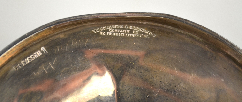 A silver comport with foliate-pierced rim, on stemmed foot, Goldsmiths & Silversmiths Co. Ltd. - Image 5 of 6