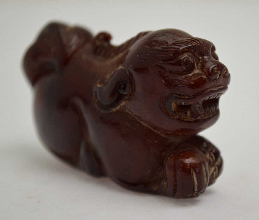 A Chinese amber carving of a fabulous animal, 5. - Image 2 of 5