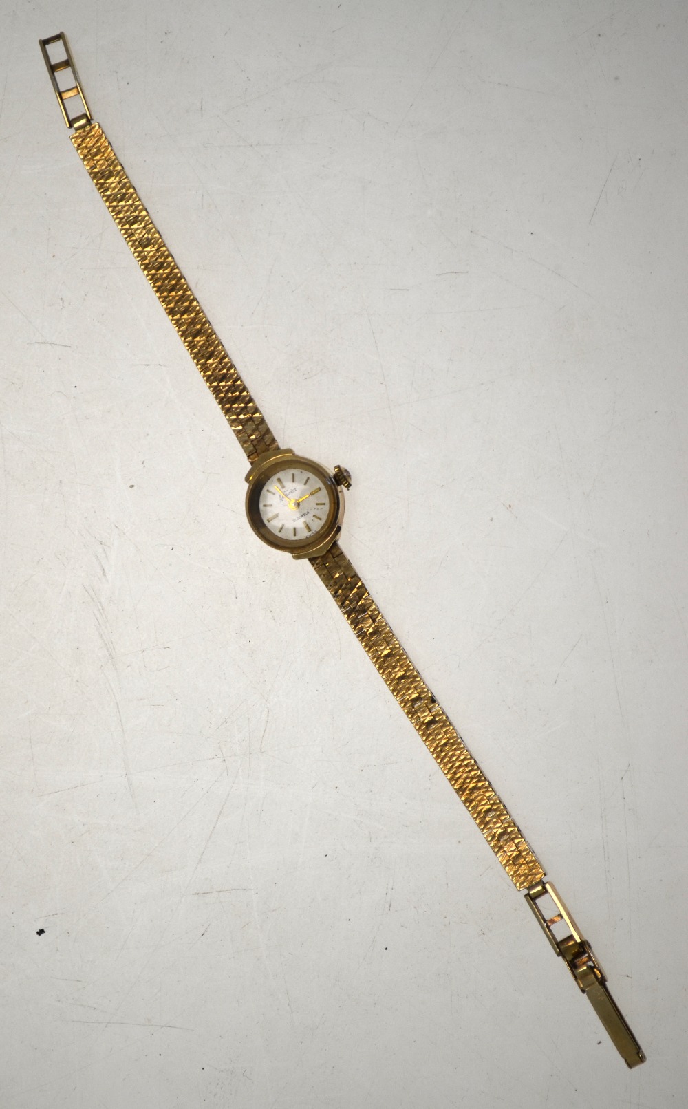A lady's 9ct gold Accurist wristwatch with 21 jewel movement and textured mesh strap, - Image 3 of 4