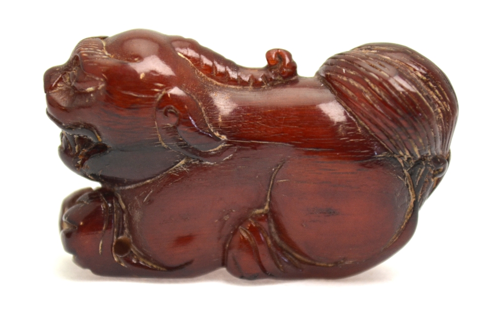 A Chinese amber carving of a fabulous animal, 5. - Image 3 of 5