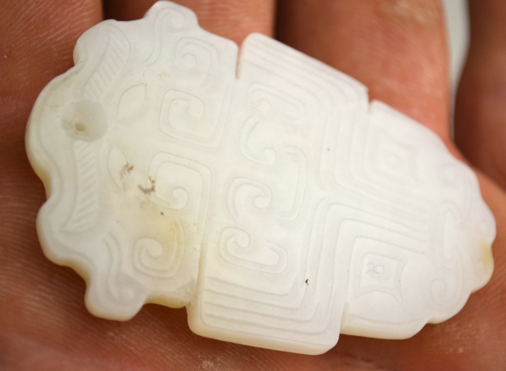 A Chinese jade pendant carved with TaoTie masks, 5.5 cm long x 3. - Image 4 of 4