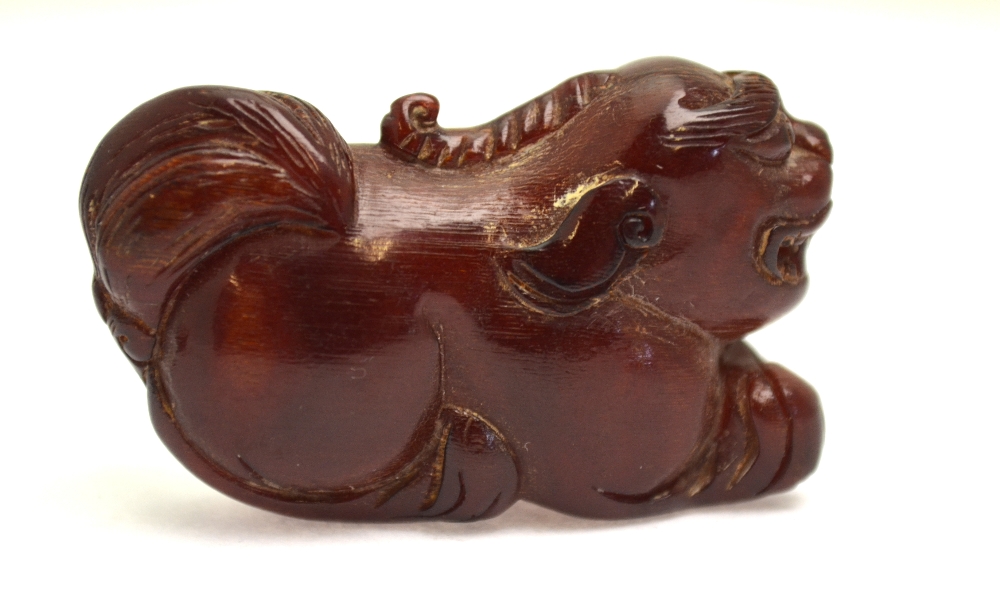 A Chinese amber carving of a fabulous animal, 5. - Image 4 of 5