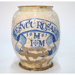 A 17th century Italian majolica drug jar inscribed and decorated in underglaze blue 'E :E;