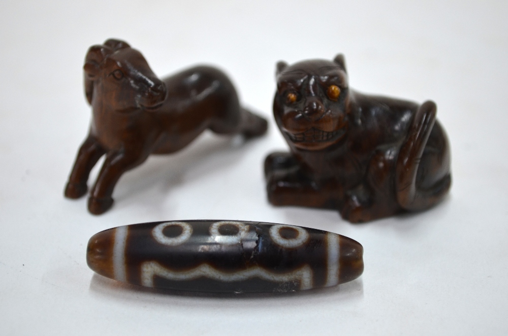 Six small Asian objects, including: two netsuke, - Image 2 of 6