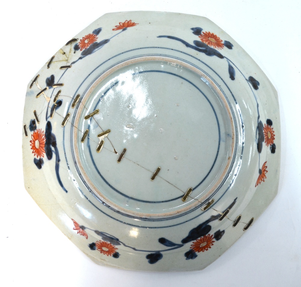 A small pair of blue and white dishes, each decorated with four figures, 15 cm diameter, - Image 9 of 9