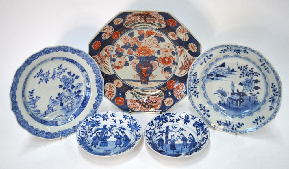 A small pair of blue and white dishes, each decorated with four figures, 15 cm diameter,