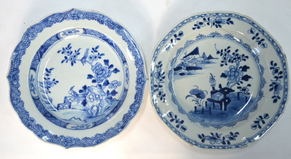 A small pair of blue and white dishes, each decorated with four figures, 15 cm diameter, - Image 5 of 9