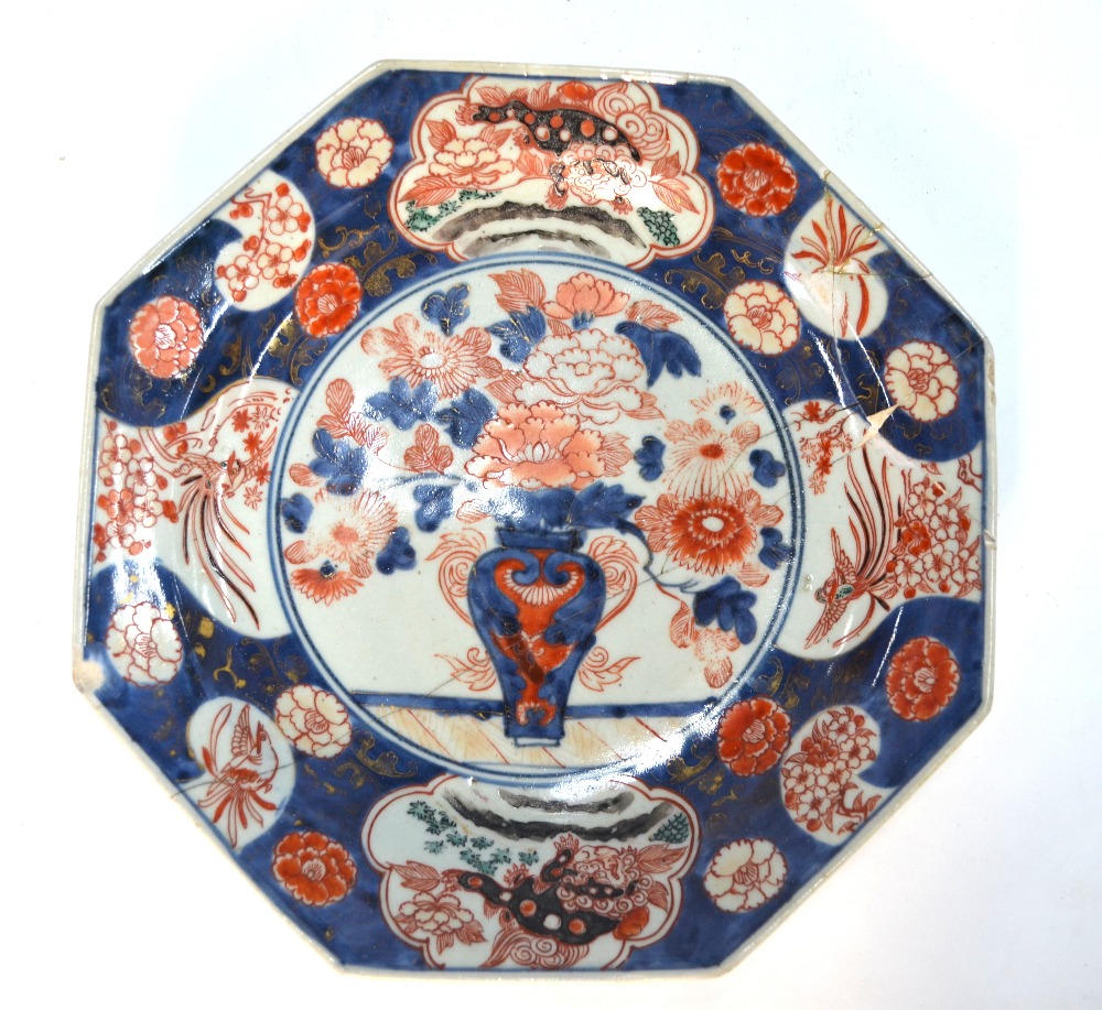 A small pair of blue and white dishes, each decorated with four figures, 15 cm diameter, - Image 8 of 9