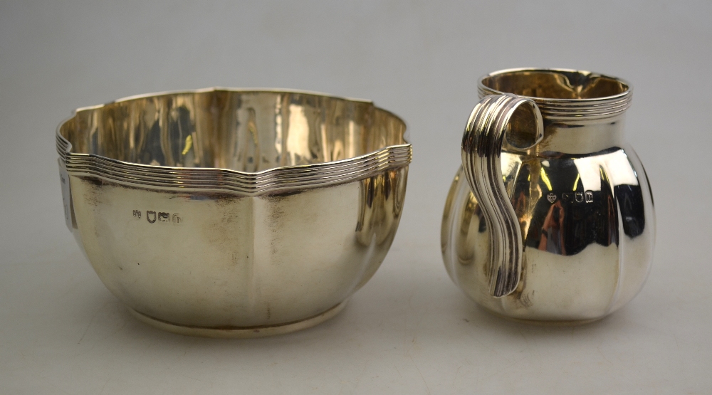 An Edwardian sugar basin of lobed form and reeded rim to/w a matching cream jug,