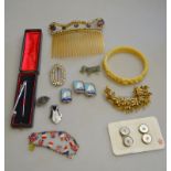 A quantity of vintage jewellery includin