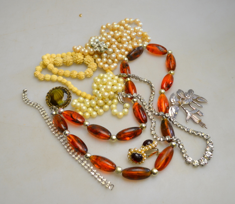 A quantity of vintage jewellery includin