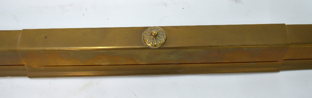 An adjustable brass hearth fender with c - Image 5 of 8