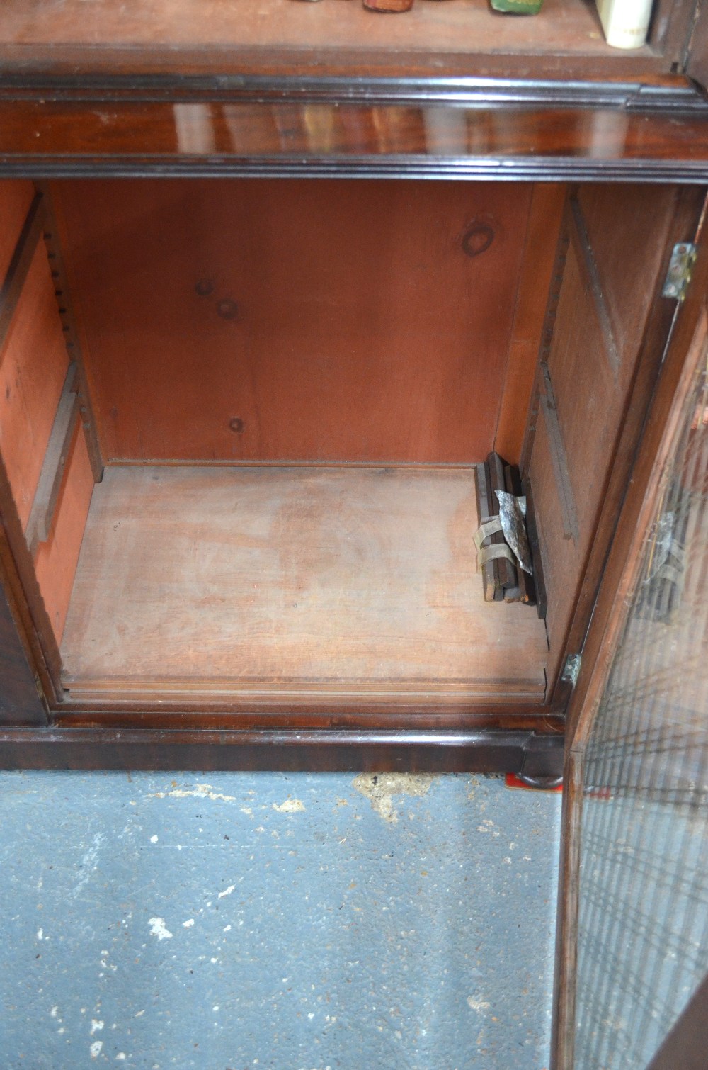 A George III mahogany library bookcase i - Image 7 of 7