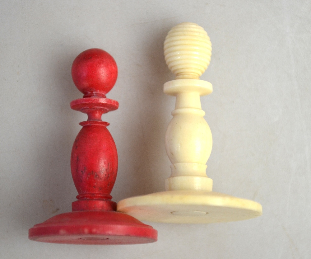 A 19th century ring-turned bone chess set with red dye, king 9. - Image 4 of 4