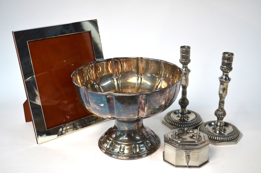 A Continental electroplated stemmed rose-bowl, to/w a pair of pewter candlesticks,