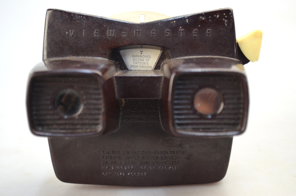 An early bakelite Viewmaster to/w an 'Omaha Beach' image disc - Image 3 of 10