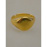 An 18ct gold signet ring, rubbed over engraving, approx 4.