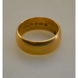 An 18ct yellow gold gentleman's wedding band,