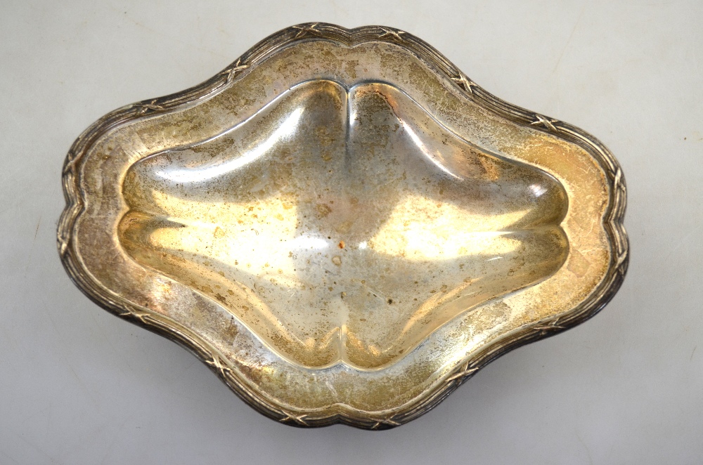 An Edwardian heavy quality silver bonbon dish of quatrefoil form, Sibray, Hall & Co. Ltd. - Image 2 of 8