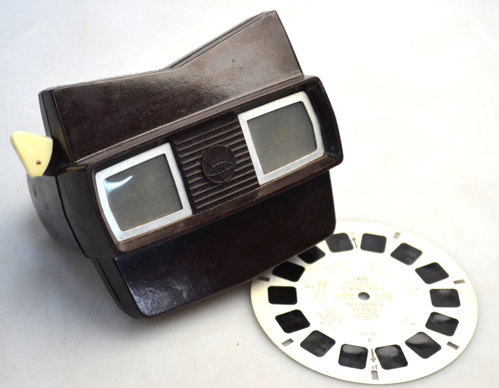 An early bakelite Viewmaster to/w an 'Omaha Beach' image disc - Image 8 of 10