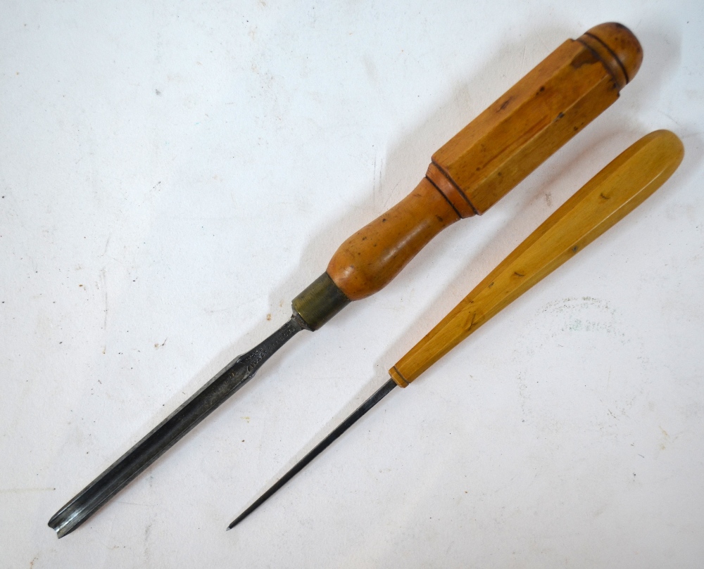 A graduated set of twelve 19th century turning-chisels with turned and octagonal-carved wood - Image 4 of 5