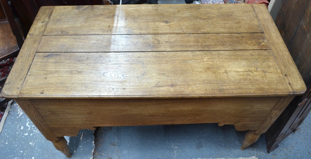 An antique French oak/elm table, the cle - Image 3 of 5