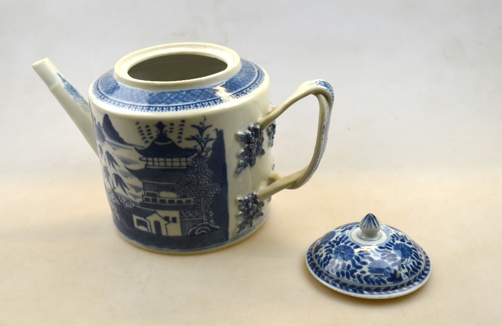 A small Chinese blue and white teapot wi - Image 3 of 12