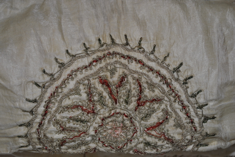 An embroidered cream silk small coverlet - Image 3 of 3