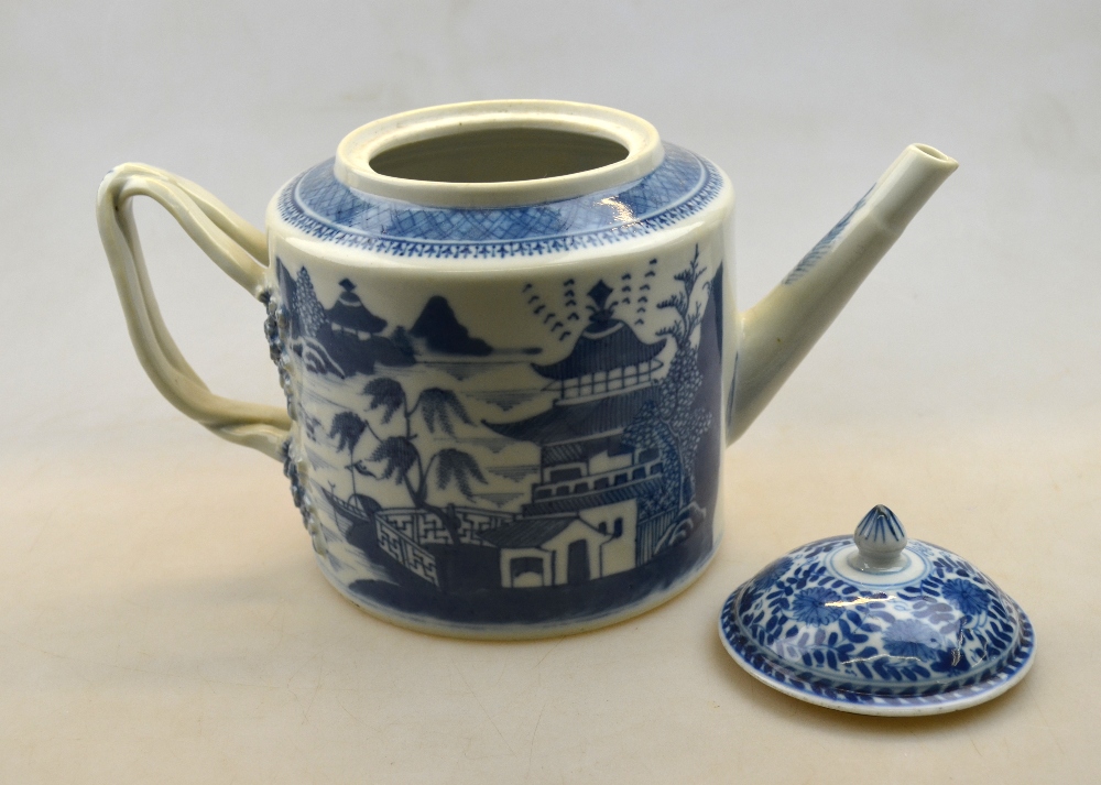 A small Chinese blue and white teapot wi - Image 2 of 12