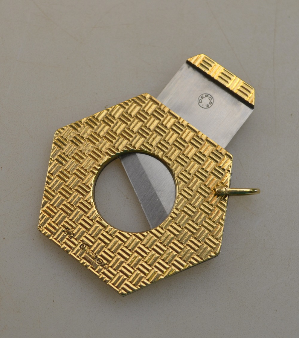 A 9ct gold-faced hexagonal fob cigar-cut