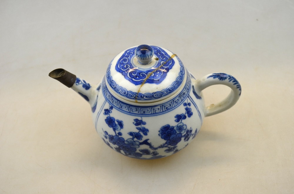 A small Chinese blue and white teapot wi - Image 12 of 12