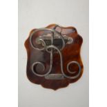 An Edwardian letter clip, modelled as a silver 'R' on a tortoiseshell shield base,