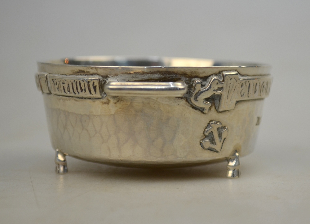 A silver bowl modelled as the Winchester Bushel, Frederick Ross, London 1922, 1.9 oz, 6. - Image 3 of 6