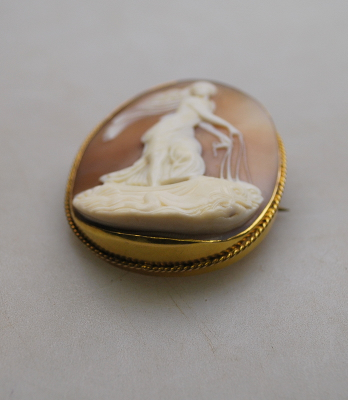 An oval shell cameo in high relief featuring classical scene in yellow gold mount stamped 15 with - Image 3 of 3