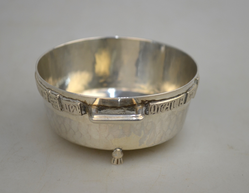 A silver bowl modelled as the Winchester Bushel, Frederick Ross, London 1922, 1.9 oz, 6. - Image 2 of 6