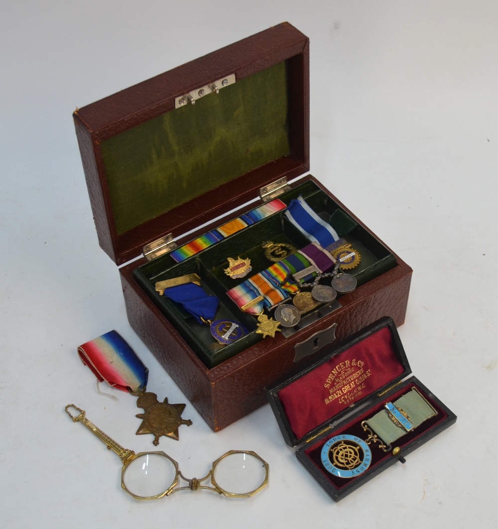 A leather-bound jewellery box containing various collectables including an unnamed group of five