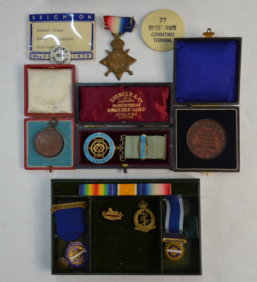 A leather-bound jewellery box containing various collectables including an unnamed group of five - Image 4 of 5